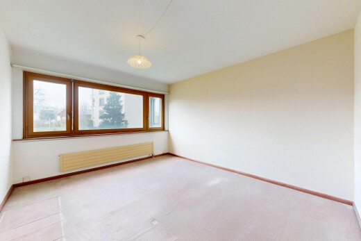 pièce vide avec radiateur, cloison sèche, drywall, lumière naturelle, et natural light