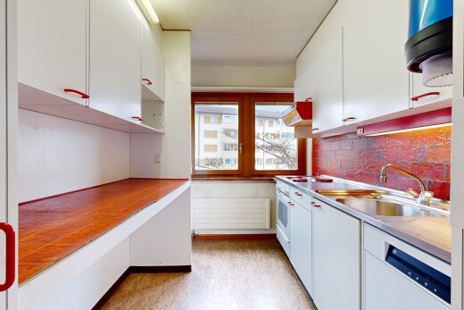 cuisine avec armoires blanches, white cabinets, lave-vaisselle, lumière naturelle, et natural light