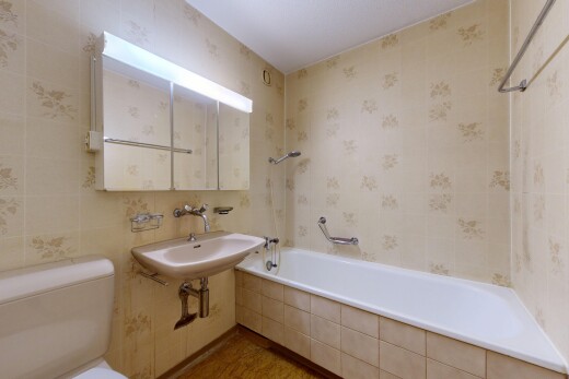 bad mit komplettes badezimmer, spiegel, toilette, inside property, und tile wall
