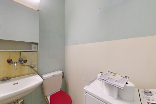 salle de bains avec toilette, inside property, évier, lave-linge et sèche-linge séparés, et drywall