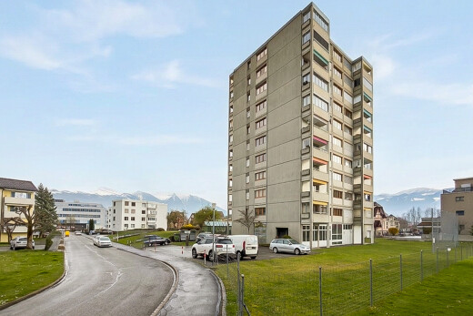 extérieur du bâtiment avec vue sur la montagne, mountain view, day time, vue sur le complexe d'appartements, et apartment complex view