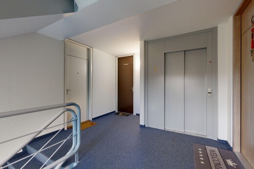 chambre avec low ceiling, plafond bas, ascenseur, dark floor, et inside property