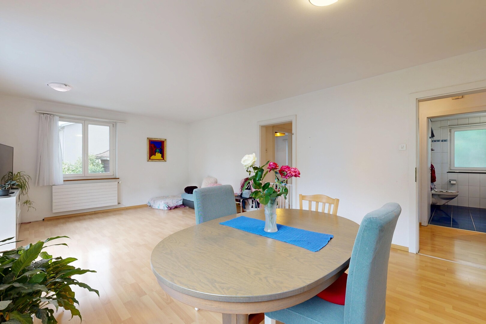 esszimmer mit natürliches licht, natural light, kühler, inside property, und holzfußboden