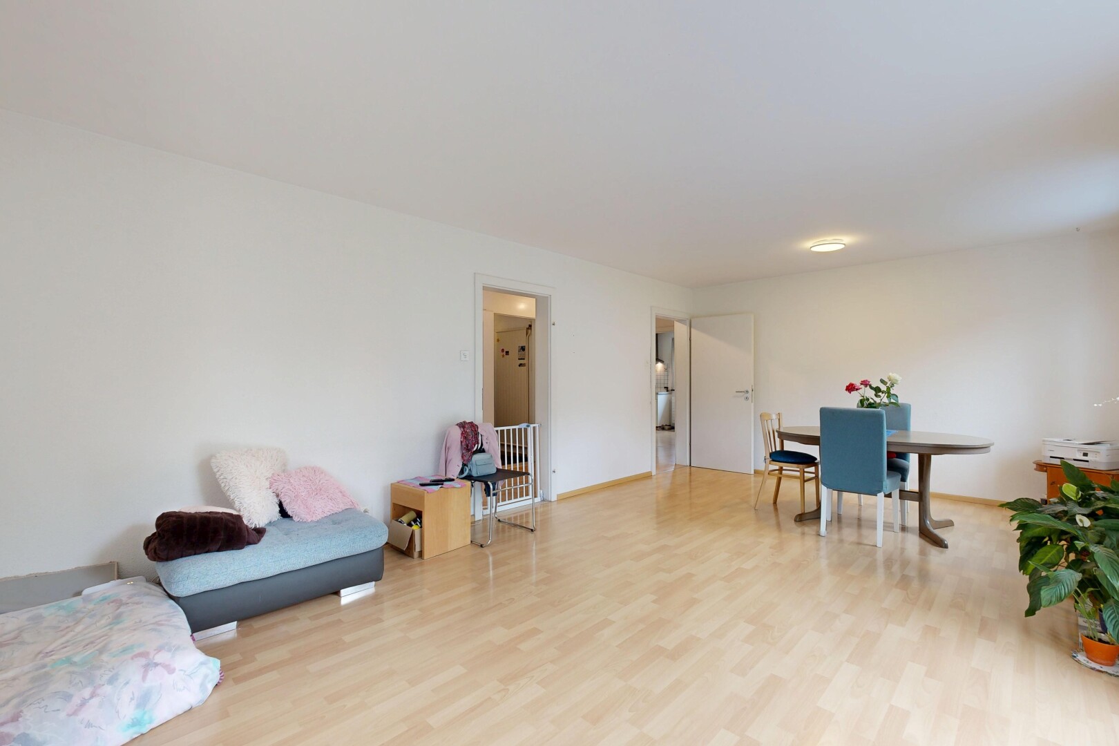 wohn- / esszimmer mit holzfußboden, wood finish floor, inside property, gipskartonwand, und drywall