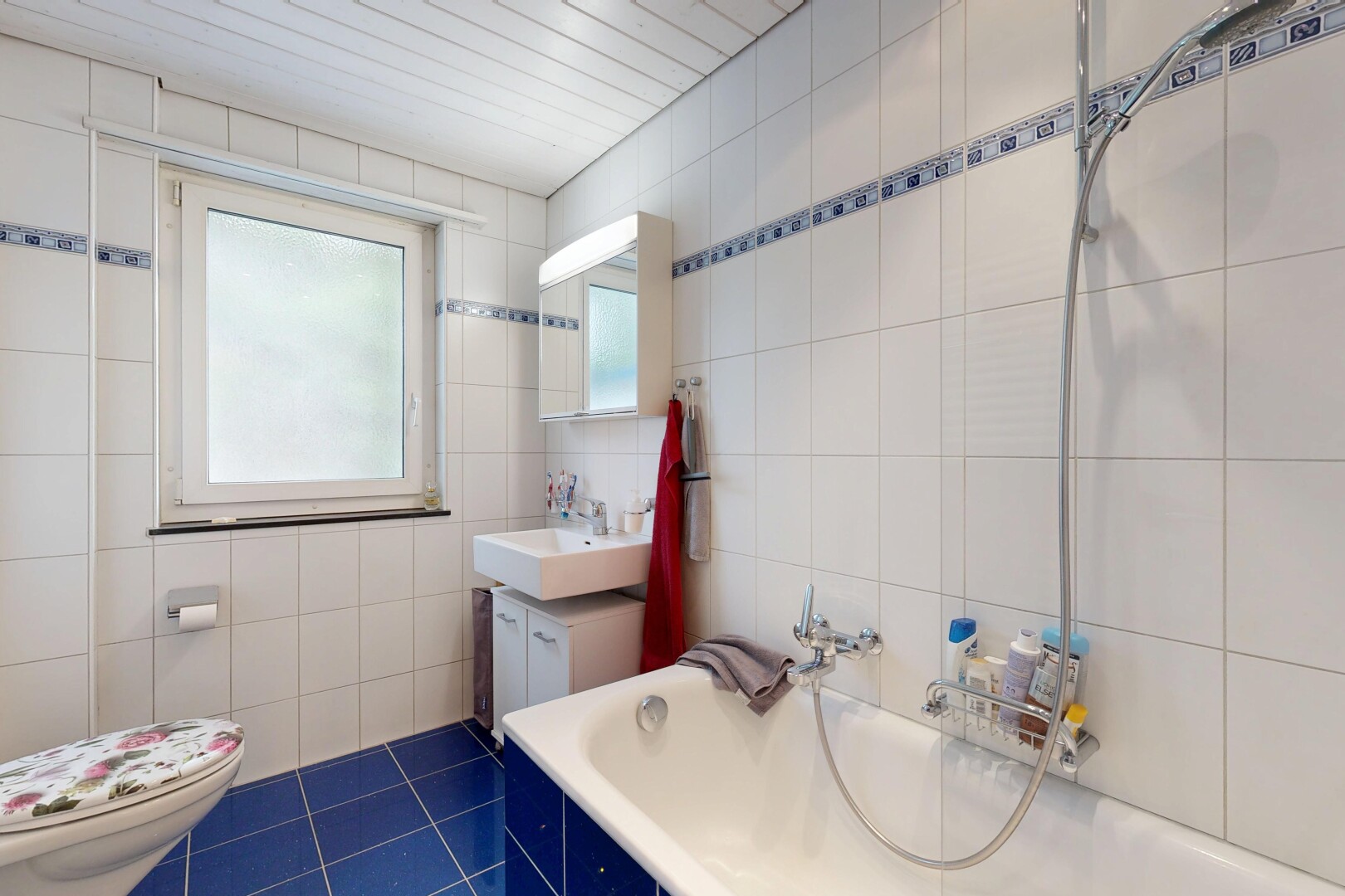 bad mit komplettes badezimmer, toilette, spiegel, schminktisch, und waschbecken