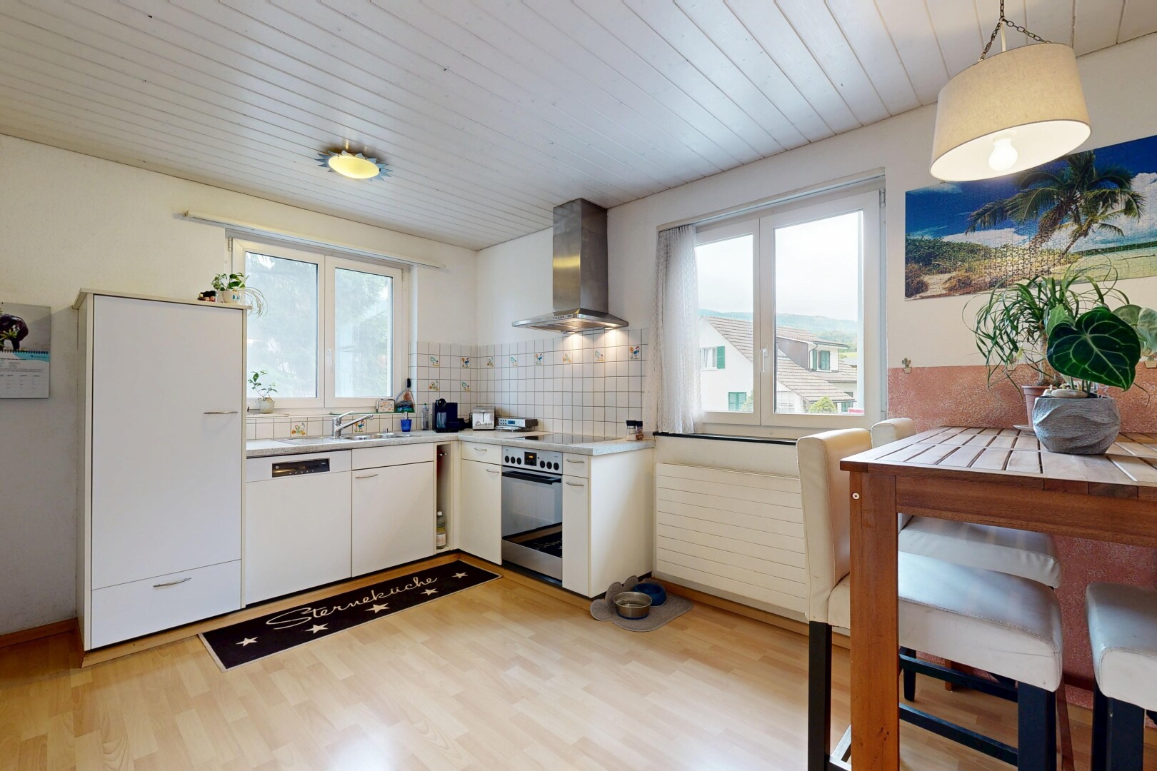 küche mit arbeitsplatten, light countertops, dunstabzugshaube, light floor, und holzfußboden