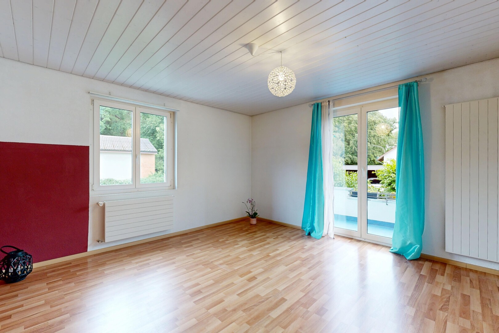 leerer raum mit inside property, wood finish floor, holzfußboden, natural light, und natürliches licht