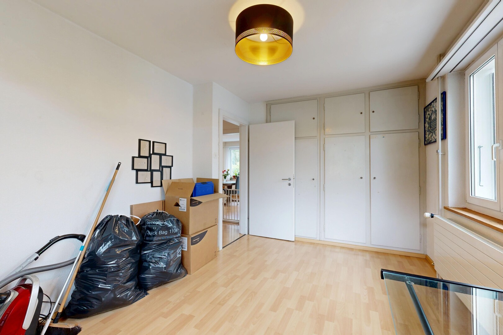 zimmer / schlafzimmer mit wood finish floor, holzfußboden, inside property, drywall, und gipskartonwand