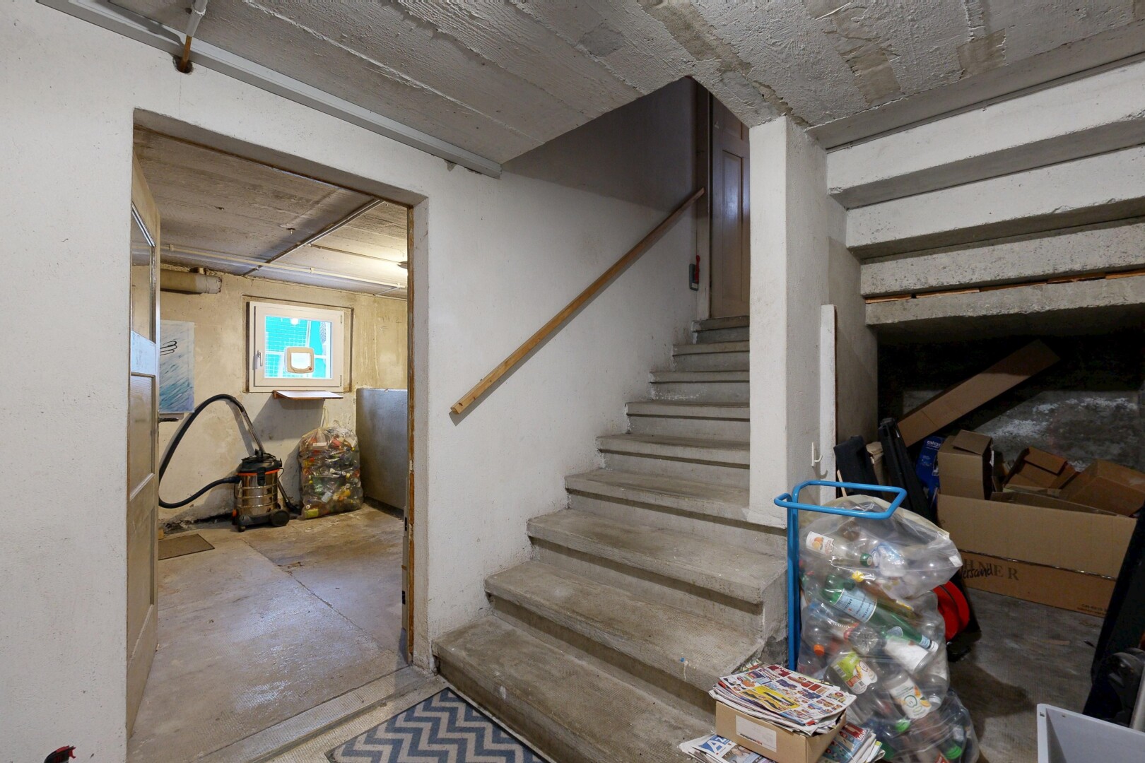 treppe mit treppen, betonboden, concrete floor, natürliches licht, und natural light