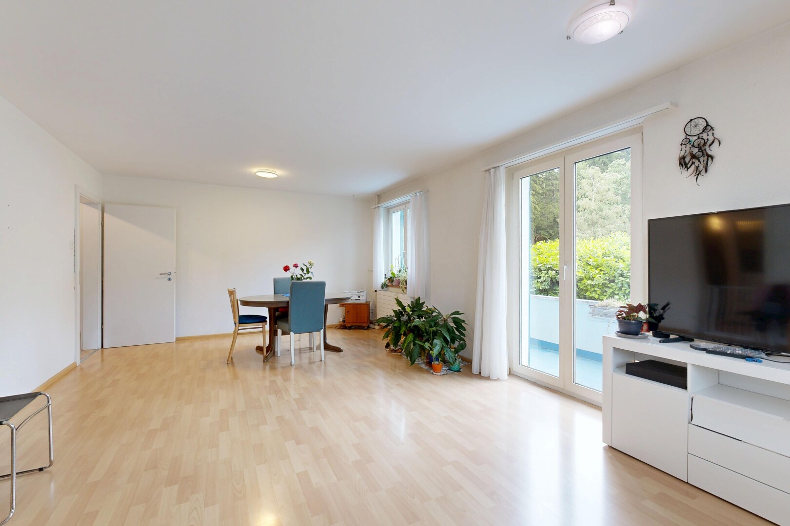 wohn- / esszimmer mit holzfußboden, wood finish floor, fernseher, gipskartonwand, und drywall