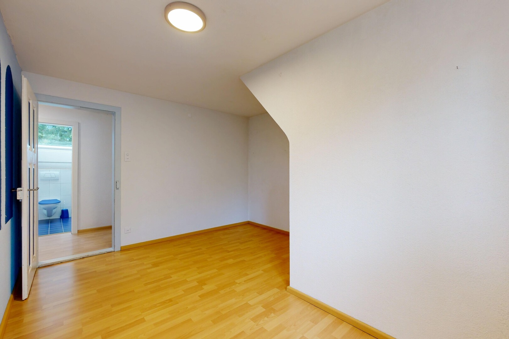 leerer raum mit holzfußboden, wood finish floor, gipskartonwand, drywall, und inside property