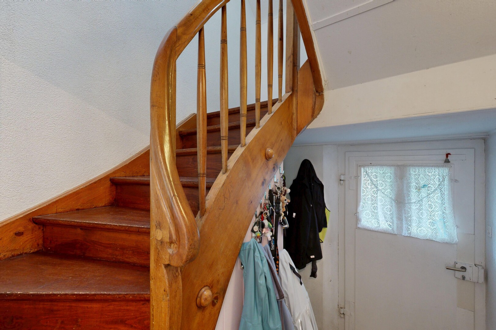 treppe mit treppen, inside property, natürliches licht, natural light, und strukturierte wand