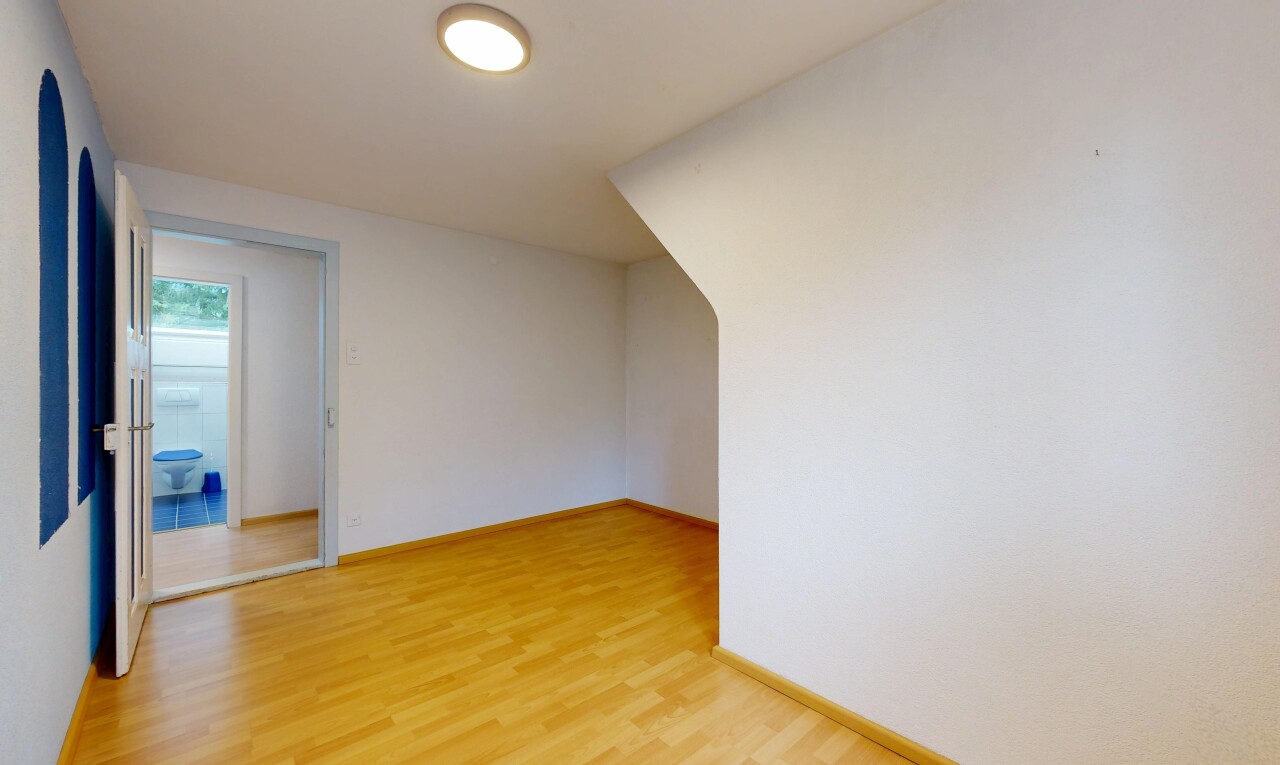 leerer raum mit holzfußboden, wood finish floor, gipskartonwand, drywall, und inside property
