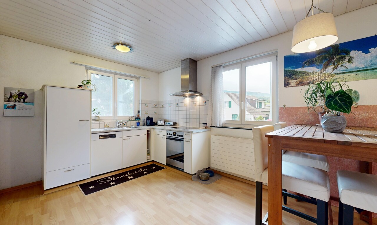 küche mit arbeitsplatten, light countertops, dunstabzugshaube, light floor, und holzfußboden
