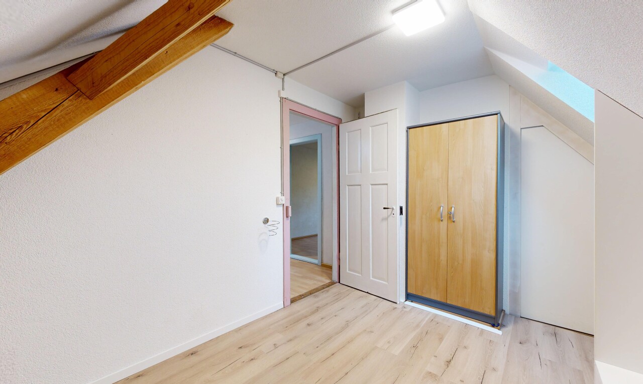 zimmer / schlafzimmer mit light floor, holzfußboden, wood finish floor, inside property, und gipskartonwand
