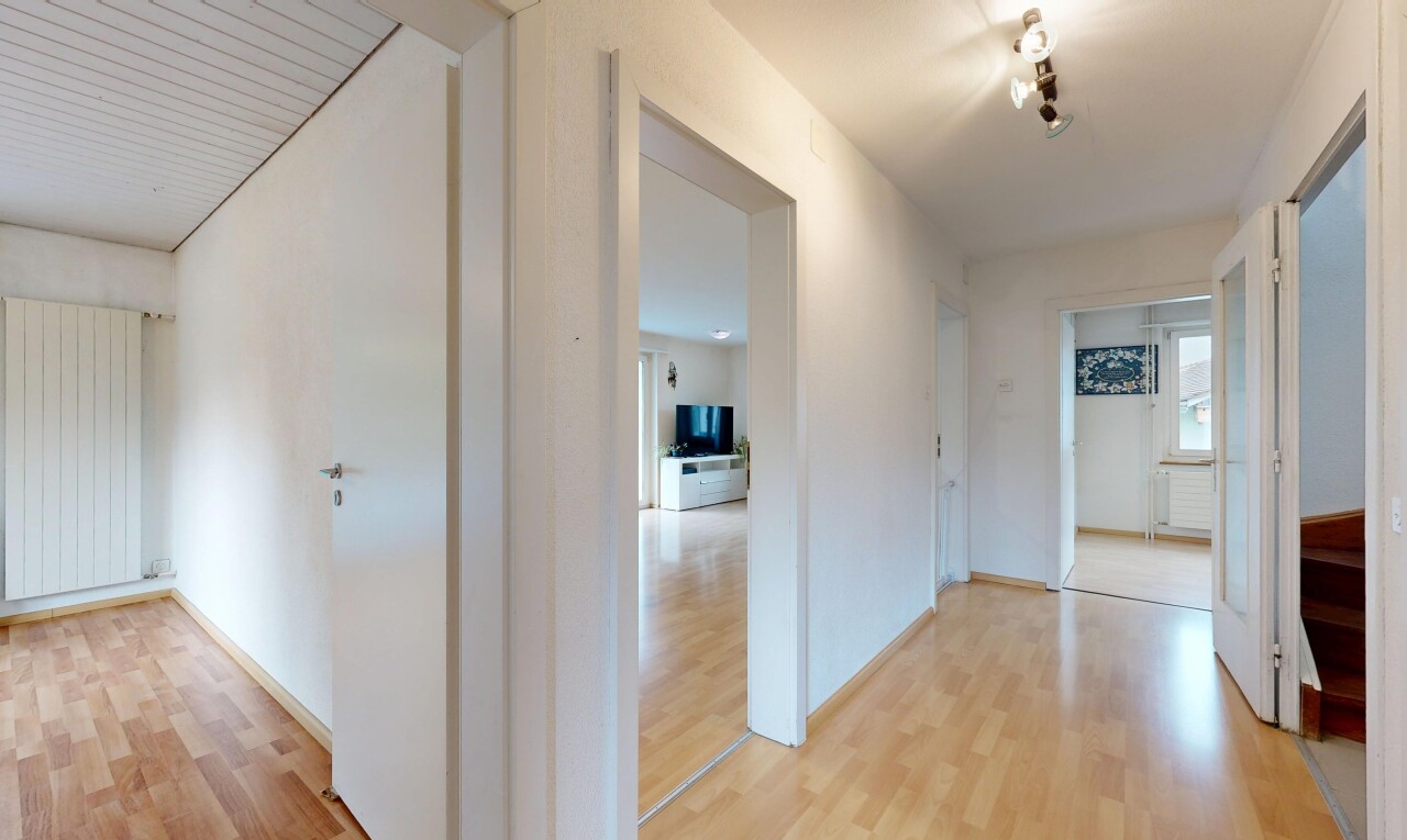 halle / korridor mit holzfußboden, wood finish floor, gipskartonwand, drywall, und kühler