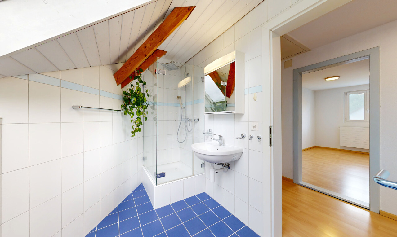 bad mit tile wall, fliesenwand, dusche, spiegel, und komplettes badezimmer