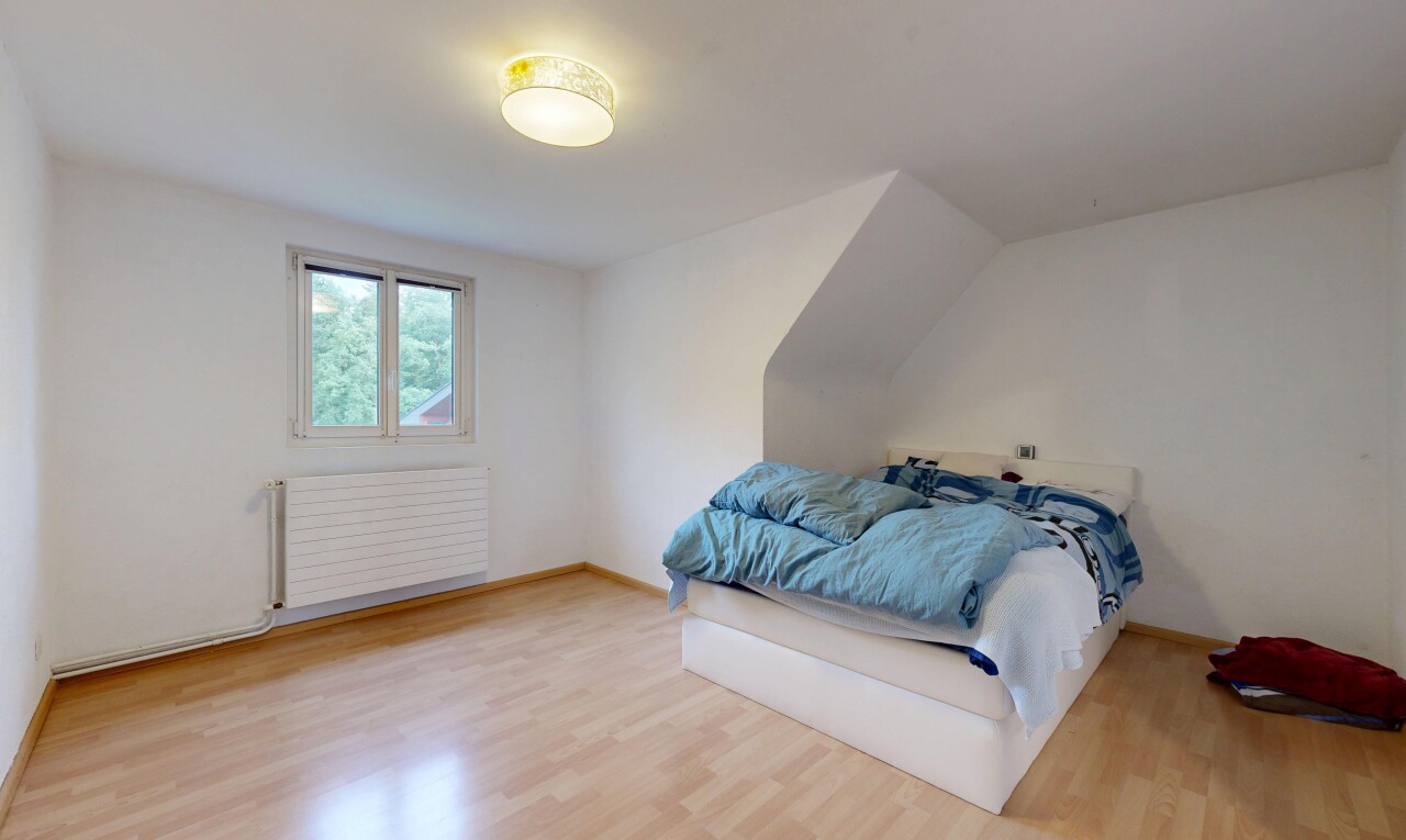 zimmer / schlafzimmer mit holzfußboden, wood finish floor, kühler, inside property, und gipskartonwand