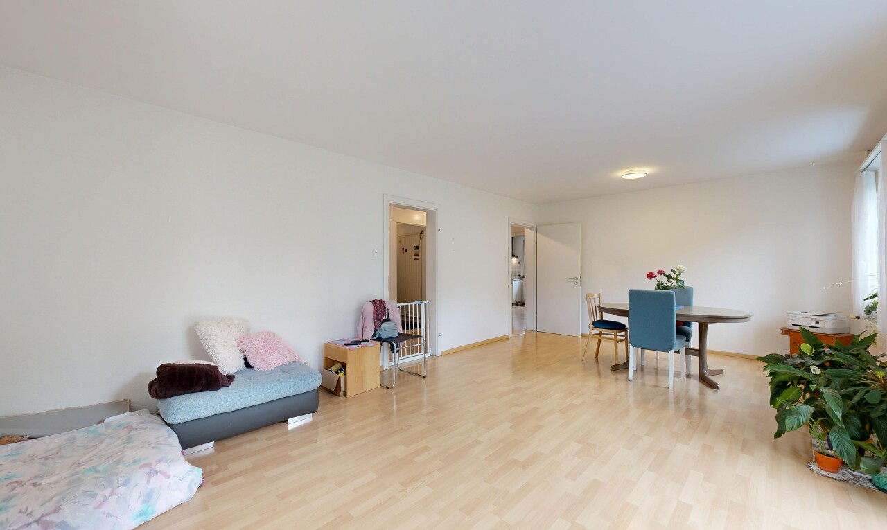 wohn- / esszimmer mit holzfußboden, wood finish floor, inside property, gipskartonwand, und drywall