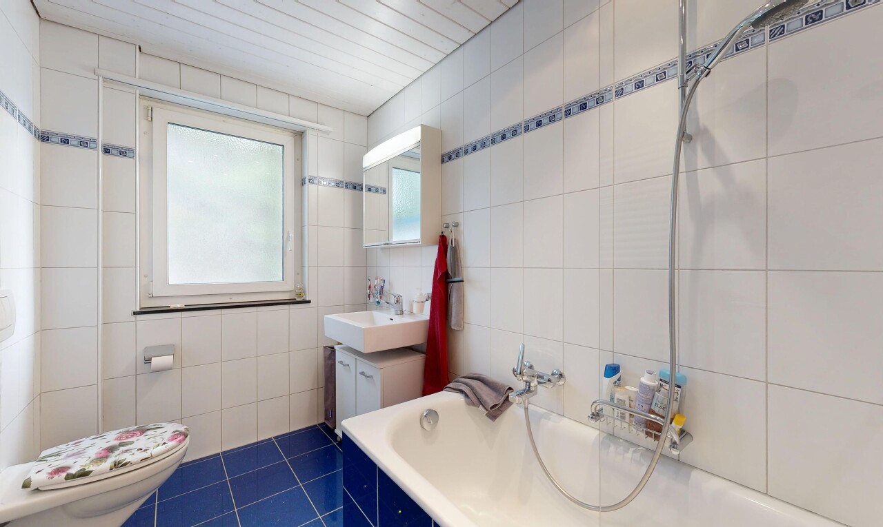 bad mit komplettes badezimmer, toilette, spiegel, schminktisch, und waschbecken