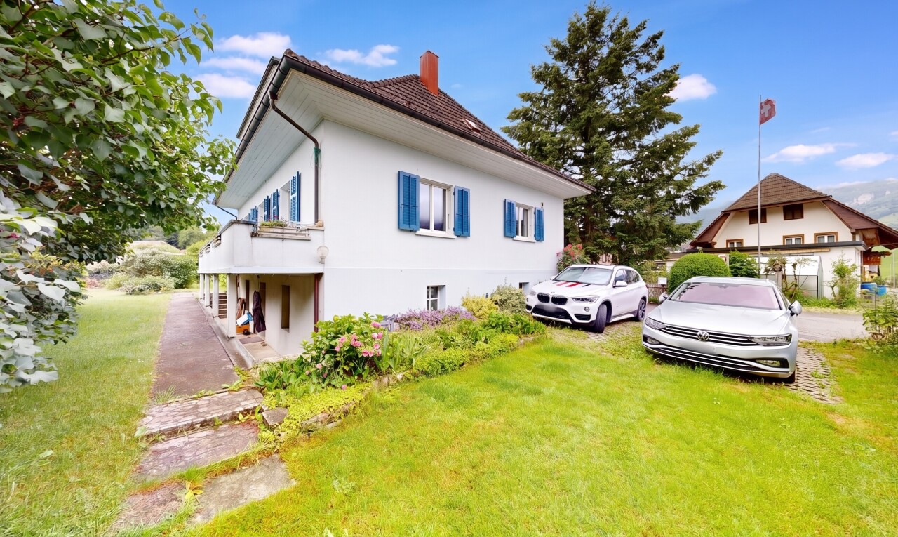 außenansicht mit rasen, property visible, schornstein, stuckverkleidung, und parkplatz