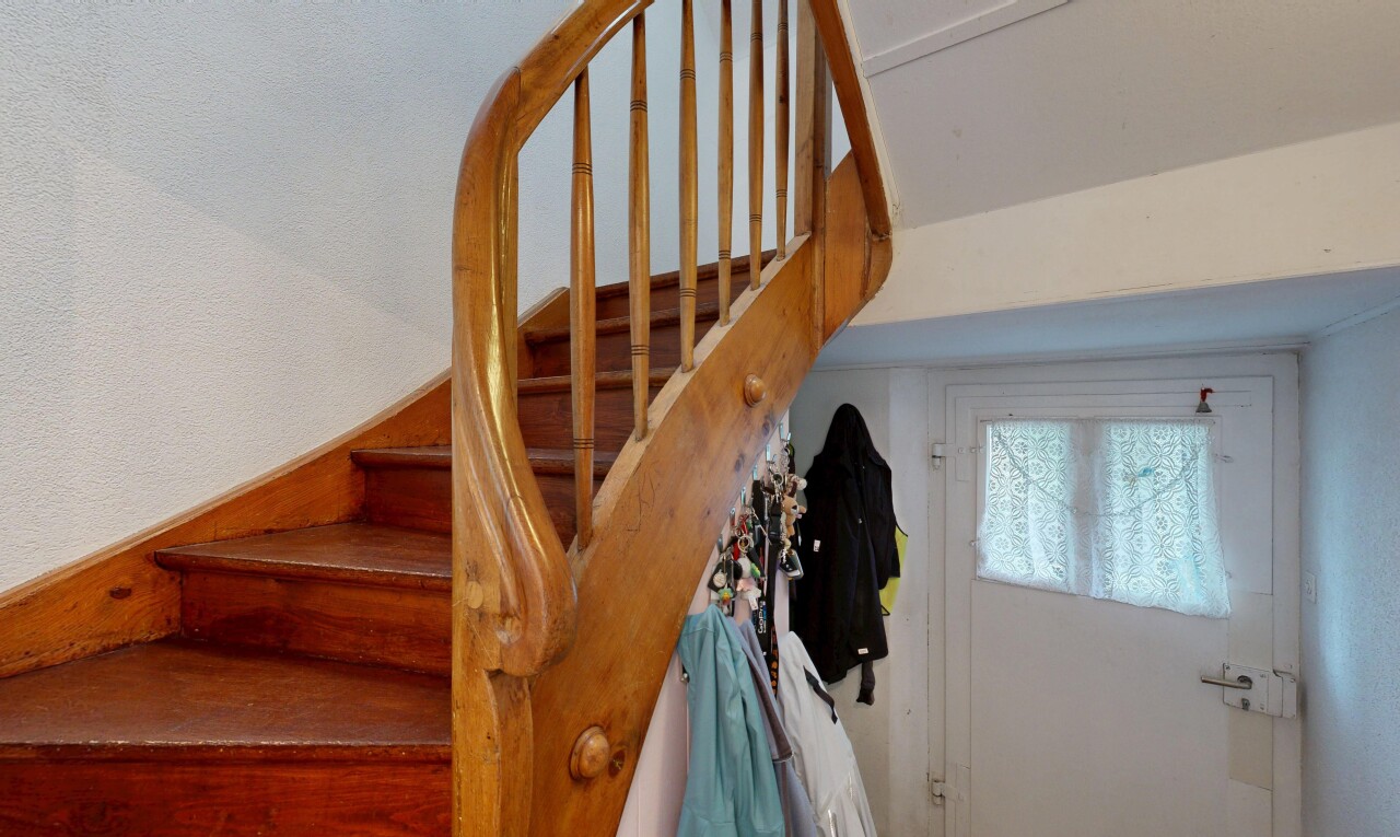 treppe mit treppen, inside property, natürliches licht, natural light, und strukturierte wand