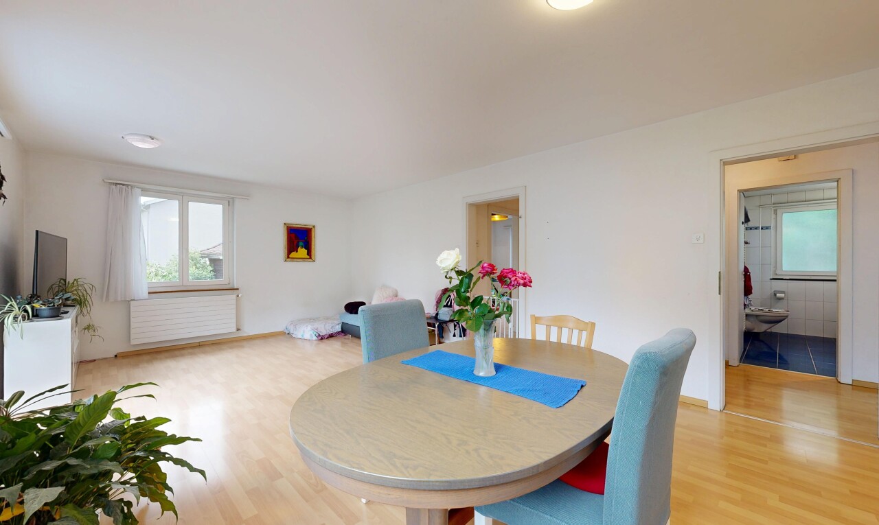 esszimmer mit natürliches licht, natural light, kühler, inside property, und holzfußboden