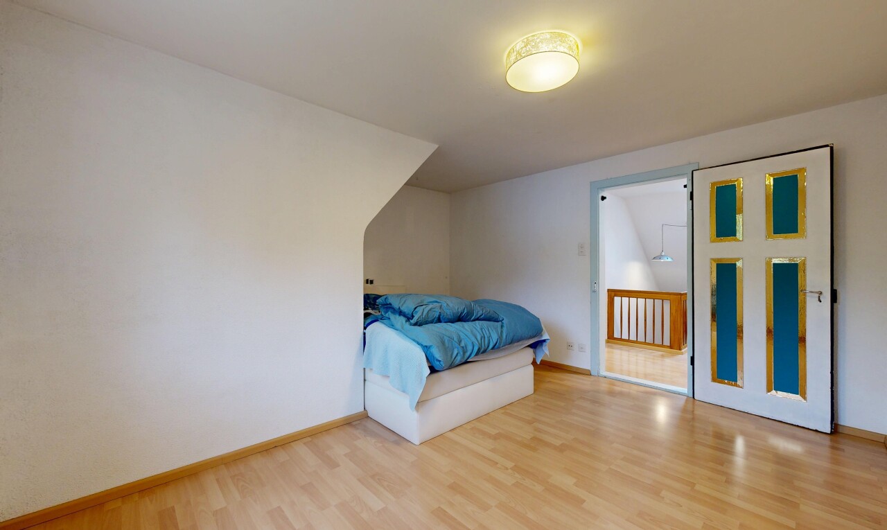 zimmer / schlafzimmer mit wood finish floor, holzfußboden, drywall, gipskartonwand, und inside property