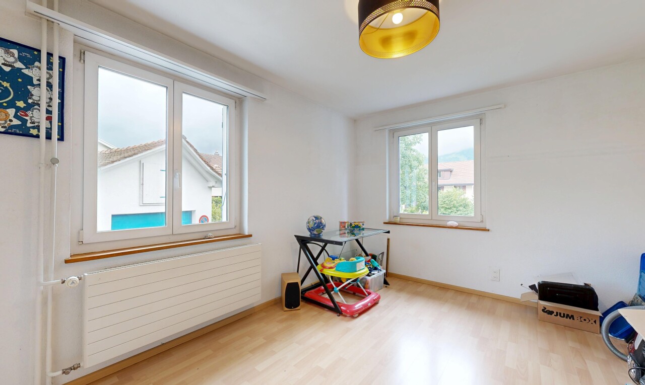 leerer raum mit kühler, holzfußboden, wood finish floor, gipskartonwand, und drywall