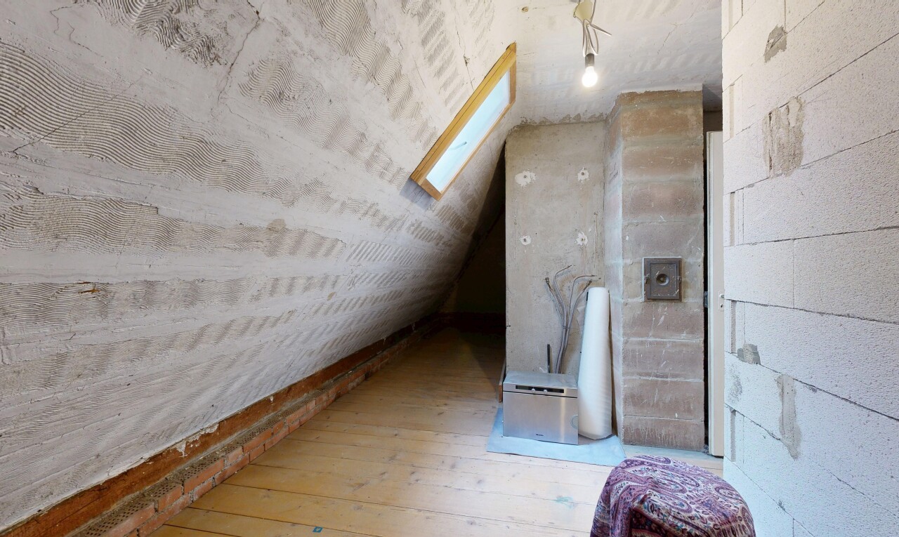 bad mit holzfußboden, wood finish floor, hardwood floor, dachfenster, und light floor