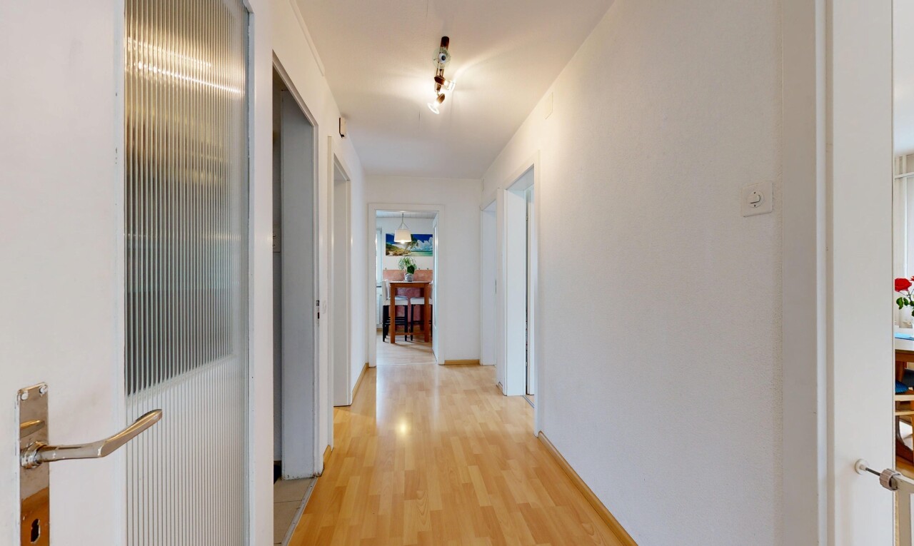 halle / korridor mit wood finish floor, holzfußboden, drywall, gipskartonwand, und inside property