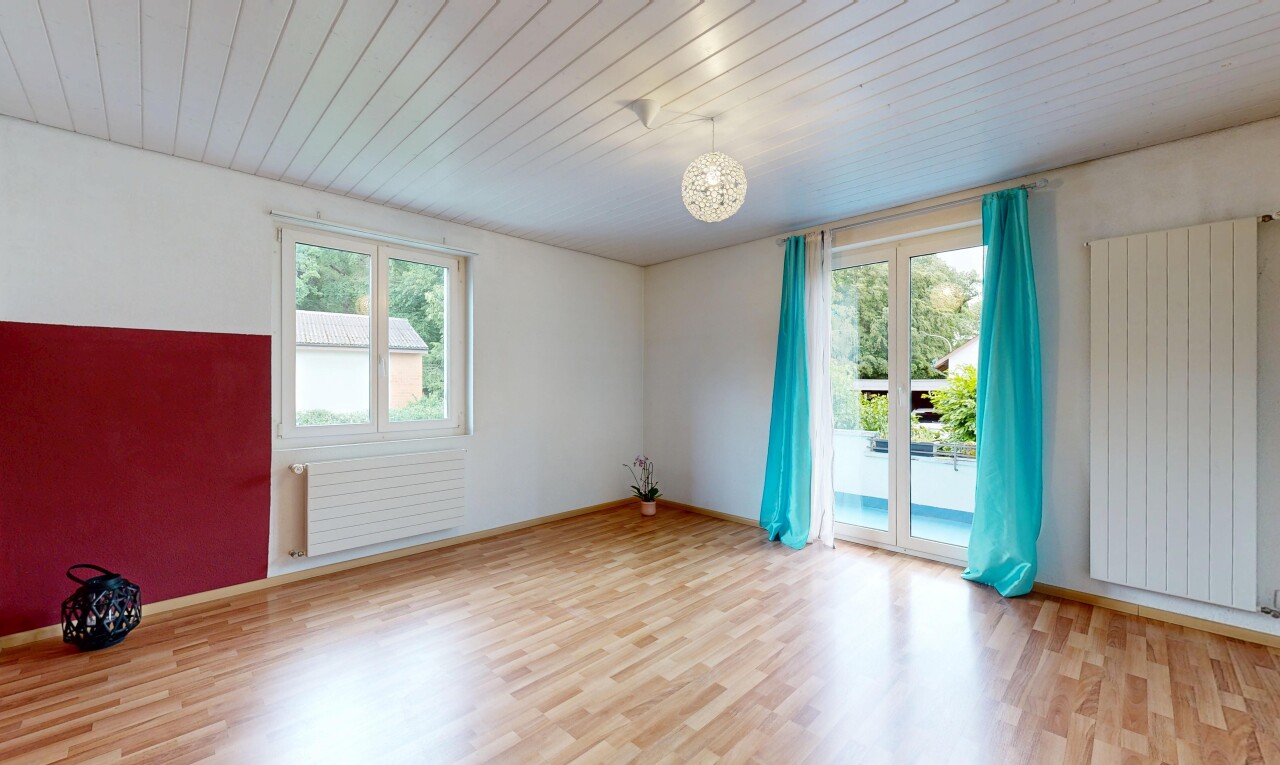 leerer raum mit inside property, wood finish floor, holzfußboden, natural light, und natürliches licht