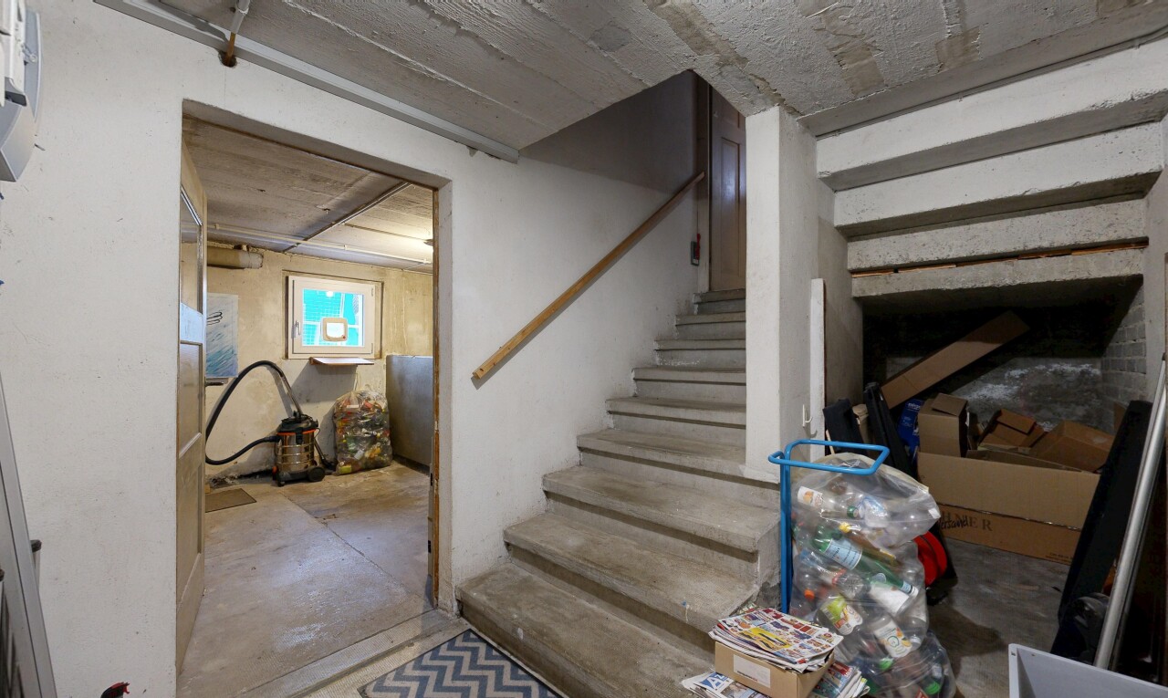 treppe mit treppen, betonboden, concrete floor, natürliches licht, und natural light