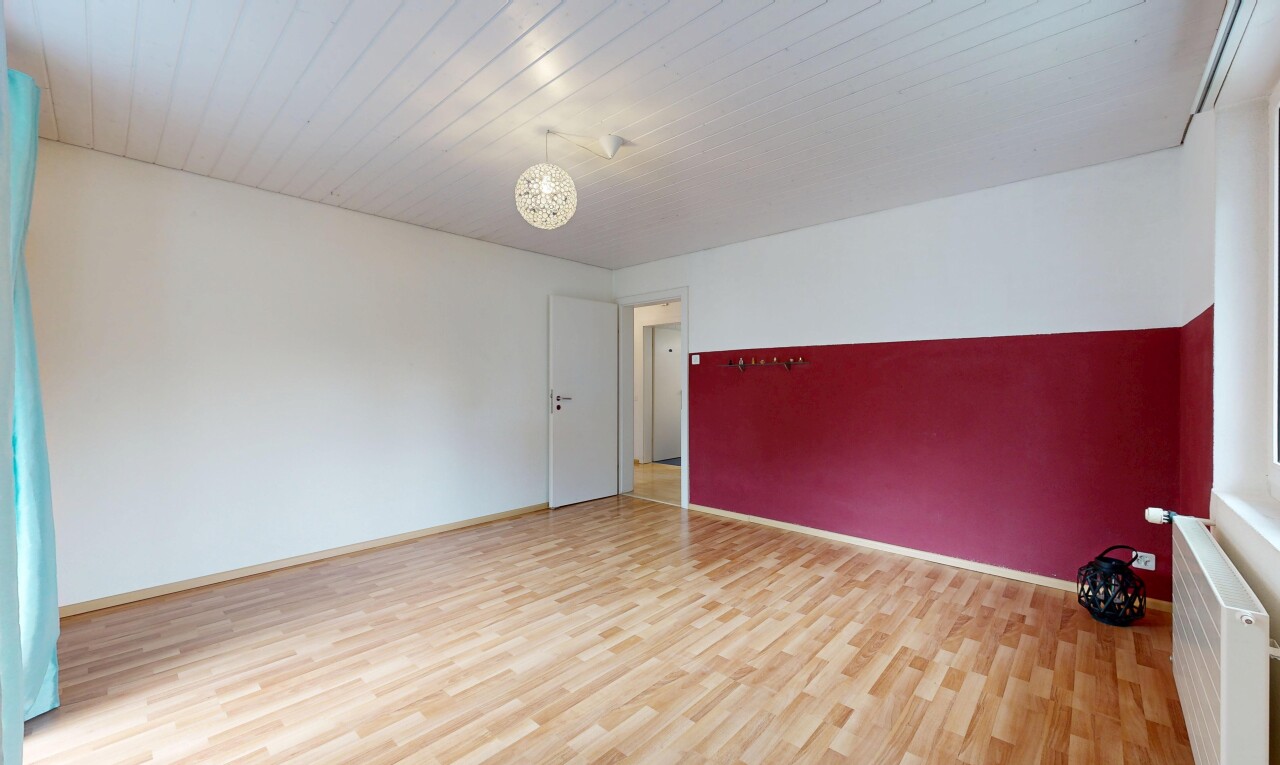 leerer raum mit holzfußboden, wood finish floor, gipskartonwand, drywall, und inside property