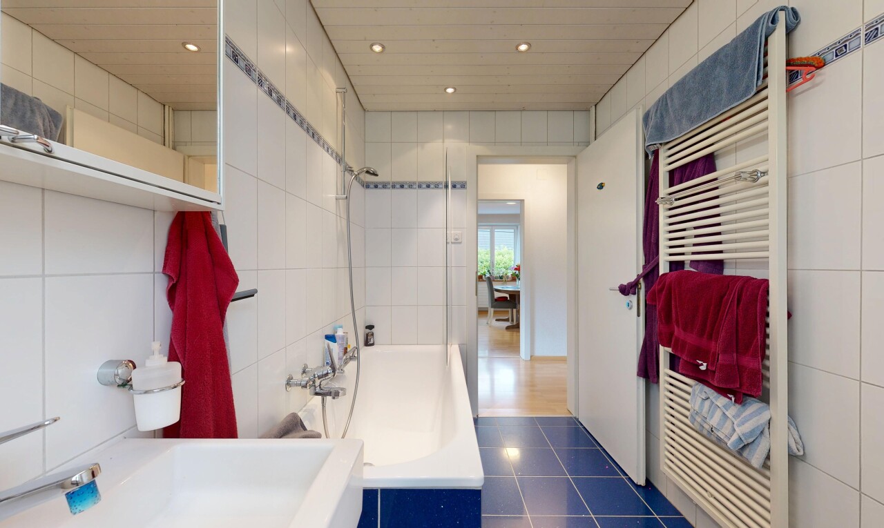 bad mit handtuchwärmer, inside property, komplettes badezimmer, dark floor, und fliesenboden