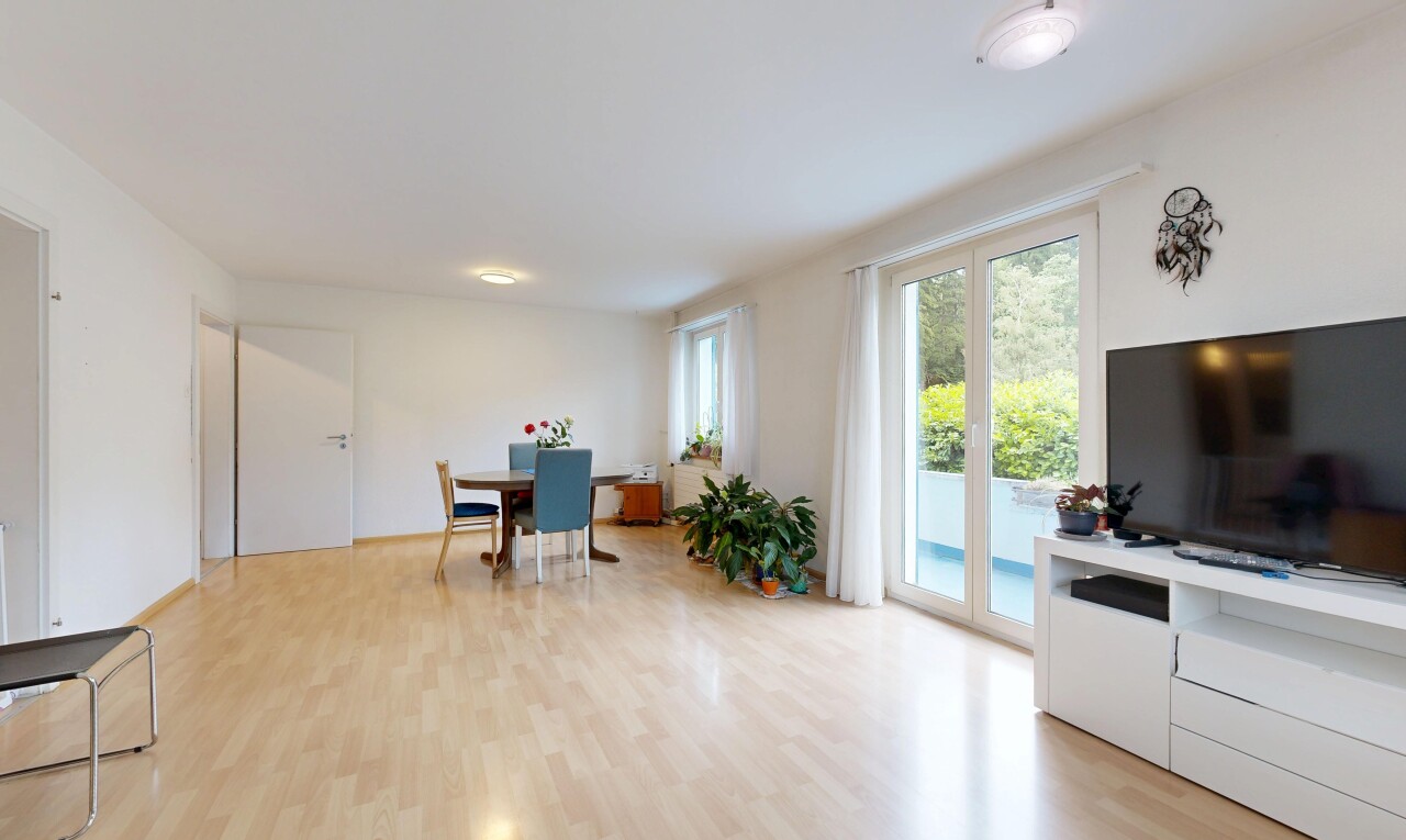 wohn- / esszimmer mit holzfußboden, wood finish floor, fernseher, gipskartonwand, und drywall