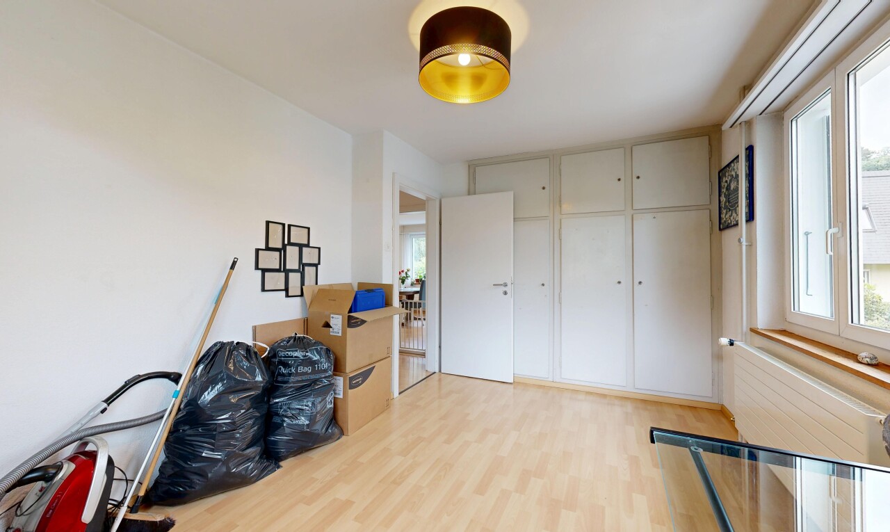 zimmer / schlafzimmer mit wood finish floor, holzfußboden, inside property, drywall, und gipskartonwand