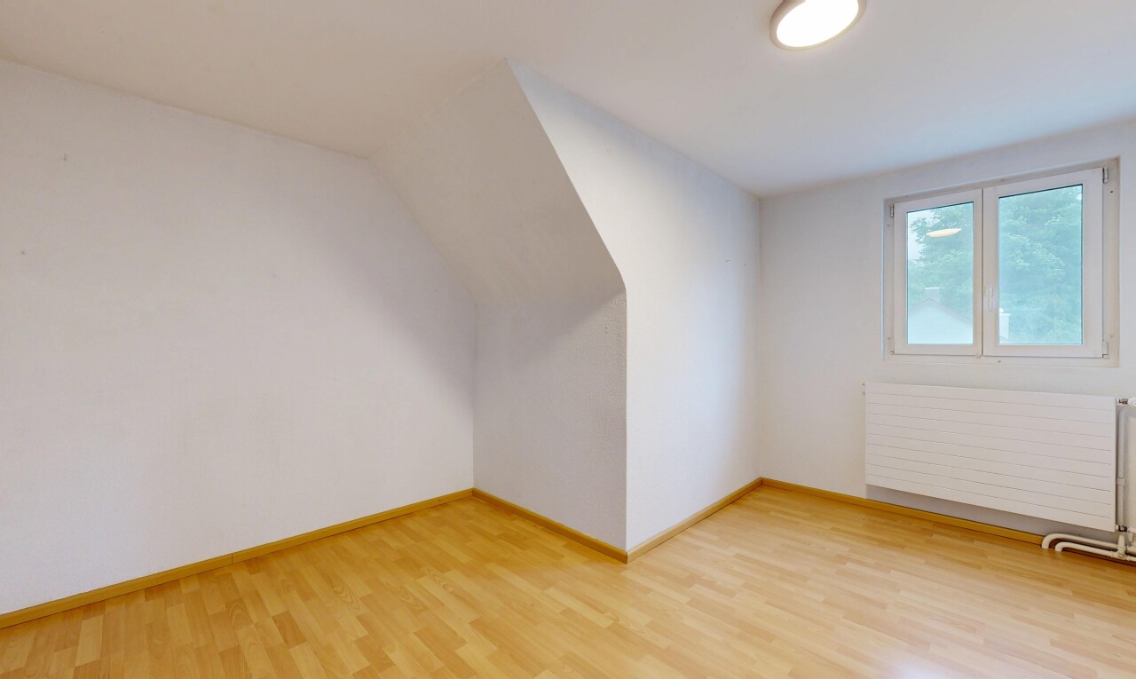 leerer raum mit wood finish floor, holzfußboden, vaulted ceiling, dachschräge, und inside property