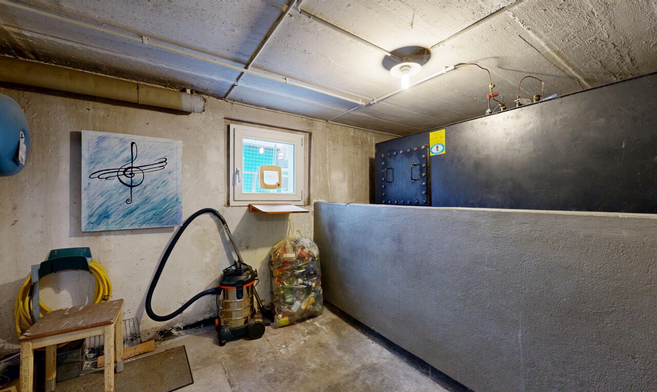 rezeption / lobby mit concrete wall, concrete floor, unfinished concrete floor, inside property, und natural light