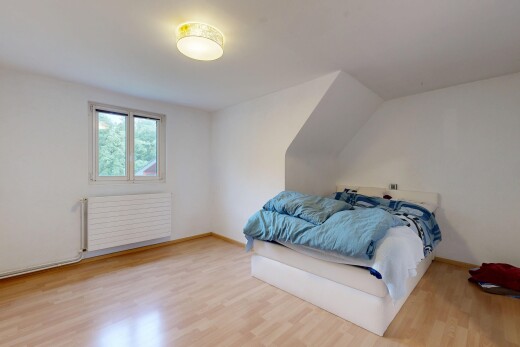 zimmer / schlafzimmer mit holzfußboden, wood finish floor, kühler, inside property, und gipskartonwand