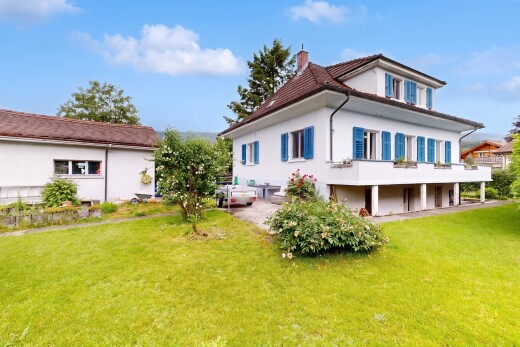 außenansicht mit rasen, property visible, stuckverkleidung, day time, und schornstein