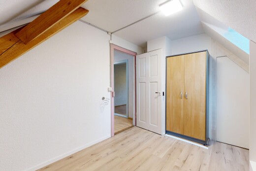 zimmer / schlafzimmer mit light floor, holzfußboden, wood finish floor, inside property, und gipskartonwand