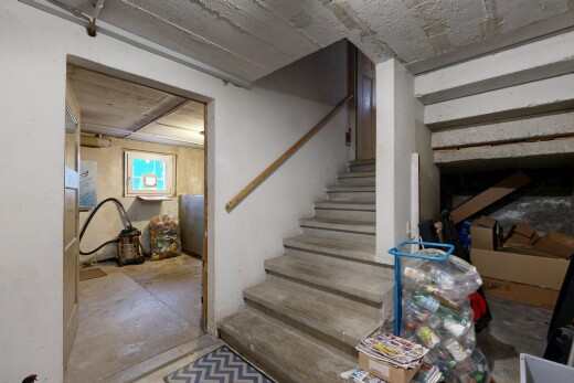 treppe mit treppen, betonboden, concrete floor, natürliches licht, und natural light