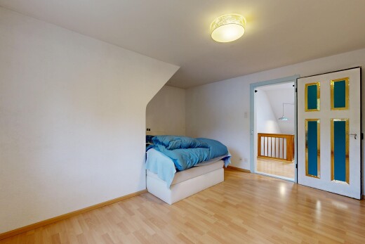 zimmer / schlafzimmer mit wood finish floor, holzfußboden, drywall, gipskartonwand, und inside property