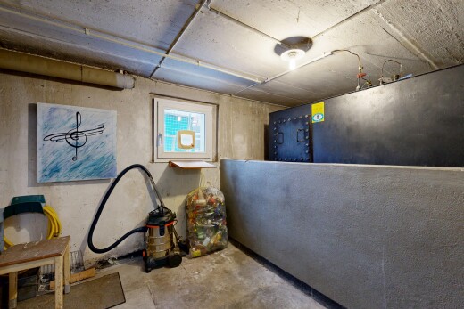 rezeption / lobby mit concrete wall, concrete floor, unfinished concrete floor, inside property, und natural light