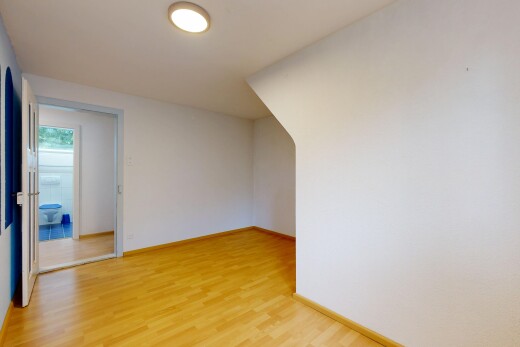leerer raum mit holzfußboden, wood finish floor, gipskartonwand, drywall, und inside property