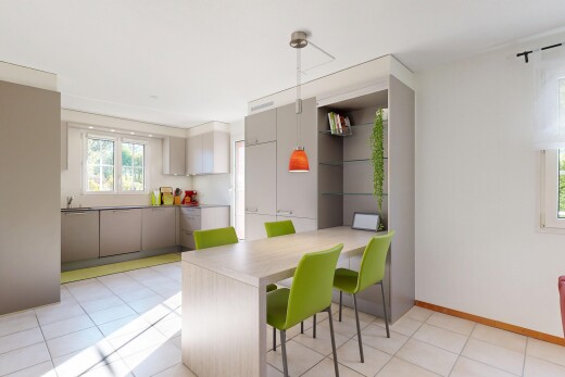 esszimmer mit gipskartonwand, natürliches licht, sockelleisten, und fliesenboden