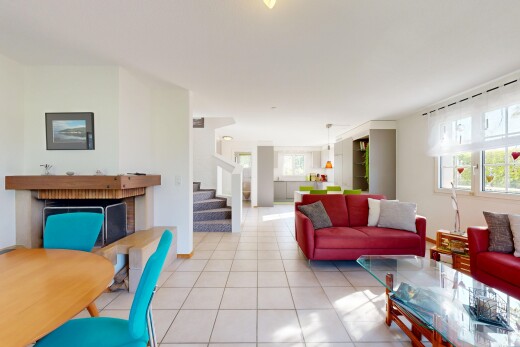 wohn- / esszimmer mit gipskartonwand, fliesenboden, natürliches licht, und treppen