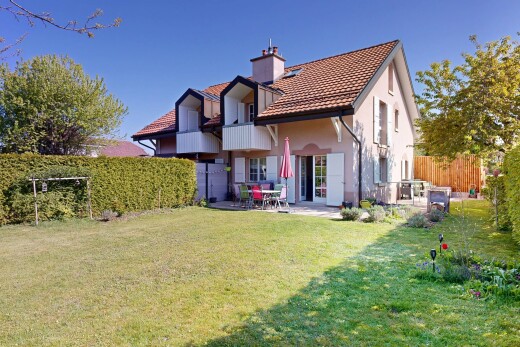 außenansicht mit terrasse, schornstein, rasen, zaun, und stuckverkleidung