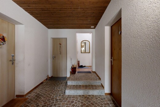 halle / korridor mit wood ceiling, holzdecke, inside property, baseboards wall, und sockelleisten
